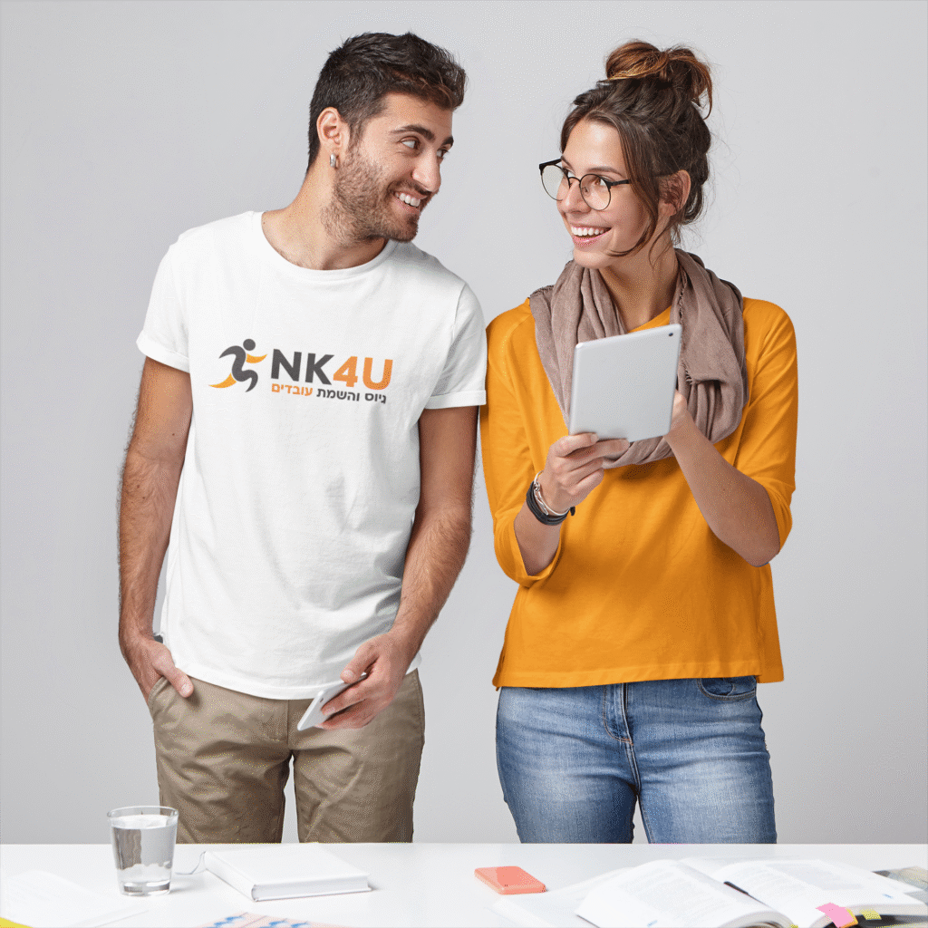 צוות עובדים עם חולצה ממותגת NK4U – גיוס והשמת עובדים