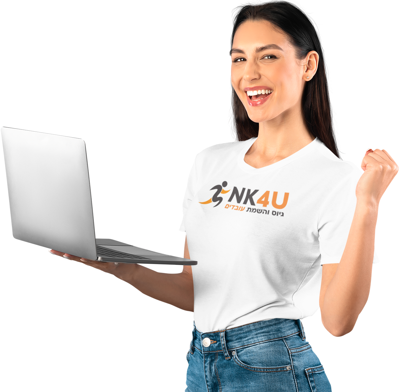אישה מחייכת עם מחשב נייד, לובשת חולצה עם לוגו NK4U – גיוס והשמת עובדים | פתרונות חכמים למציאת עבודה