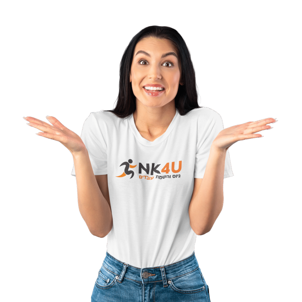 עובדת עם חולצת NK4U – גיוס והשמת עובדים בישראל